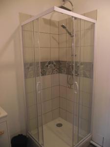 una ducha con mampara de cristal en un baño en Pétale de RoZ au pied du Mont Saint Michel, en Roz-sur-Couesnon