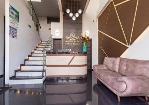 帕斯托Hotel Basan Plaza的一个带沙发和楼梯的大堂