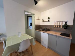 Kuchyň nebo kuchyňský kout v ubytování AppartOtel 1 Espalion