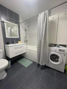 een badkamer met een wasmachine en een wasmachine bij APARTMENTS IN THE CITY CENTER BIRŽAI Vytauto g22 in Biržai