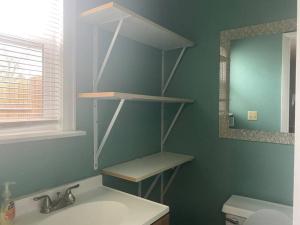 Koupelna v ubytování Nicely Secluded Home in a Convenient Location