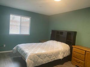 Postel nebo postele na pokoji v ubytování Nicely Secluded Home in a Convenient Location