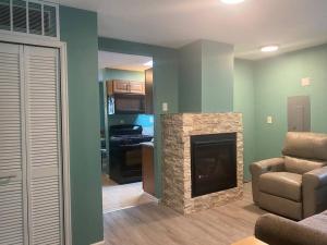 Kuchyň nebo kuchyňský kout v ubytování Nicely Secluded Home in a Convenient Location