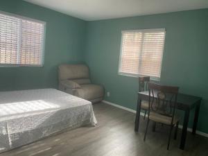 Postel nebo postele na pokoji v ubytování Nicely Secluded Home in a Convenient Location + 10 fotografií