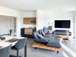 sala de estar con sofá y mesa en The View Suite, en Brücktal