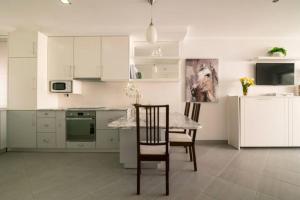 オルタにあるCasa Amarela AL 3030の白いキャビネットとテーブルと椅子のあるキッチン +34枚の写真