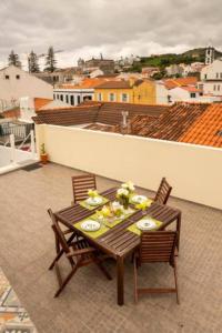 オルタにあるCasa Amarela AL 3030の街の景色を望むバルコニーに置かれたテーブルと椅子