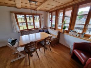 ein Esszimmer mit einem Holztisch und Stühlen in der Unterkunft Lodge 24 in Illiswil