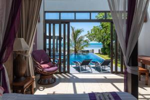 Bazén v ubytování Beach Front Villa nebo v jeho okolí