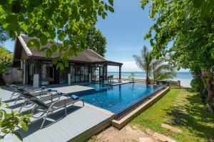 Bazén v ubytování Beach Front Villa nebo v jeho okolí