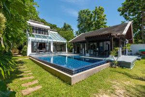 Bazén v ubytování Beach Front Villa nebo v jeho okolí