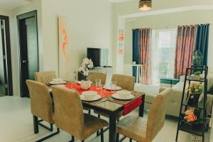 ein Esszimmer mit einem Tisch und Stühlen in der Unterkunft Ayala Mall 10mins walk Cebu City Apartment & Pool in Cebu City