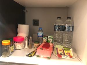 una mensola frigorifero con bottiglie d'acqua e altri articoli di Nilin a Istanbul