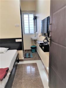 Kuchyň nebo kuchyňský kout v ubytování SRI VIGNESH RESIDENCY
