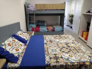 1 dormitorio con 2 literas en una habitación en casa Marinello, en Oliveri
