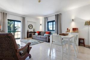a living room with a table and a couch at Dunas Mar in Alvor