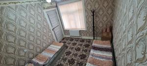 AndizhanにあるSheykh hostelの窓のある空き部屋