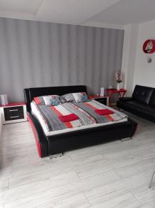 1 dormitorio con 1 cama y 1 sofá en APARTAMENT ANGELINA- CENTRUM GDAŃSKA en Gdansk