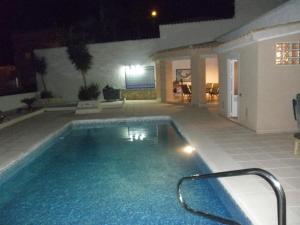 una gran piscina en una casa por la noche en Villa Sol en Pilar, en Ciudad Quesada