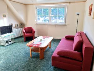 ein Wohnzimmer mit einem Sofa, 2 Stühlen und einem Tisch in der Unterkunft Ferienwohnung Burgenblick in Cochem