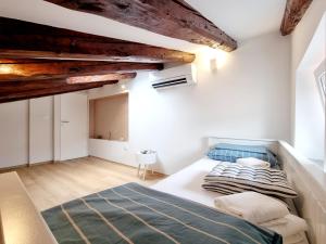 Кровать или кровати в номере Apartments Lara 2
