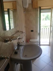 A bathroom at Hotel Grazia Ristorante