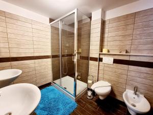 ピランにあるApartments Lara 2 - with more affordable parkingのシャワー、トイレ、洗面台を備えたバスルーム +52枚の写真