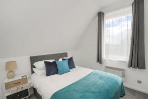 Un pat sau paturi într-o cameră la Myreton Hill Apartment