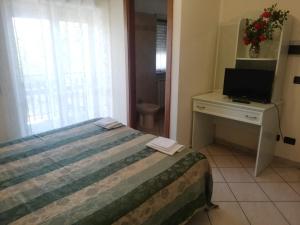 A bed or beds in a room at Hotel Grazia Ristorante
