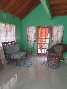 Χώρος καθιστικού στο Seawind Cottage Authentic St.Lucian Accommodation near Plantation Beach