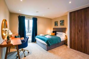 a hotel room with a bed and a desk and a desk at York Central No 3, within the city walls, free parking in York