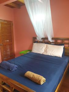 Ένα ή περισσότερα κρεβάτια σε δωμάτιο στο Seawind Cottage Authentic St.Lucian Accommodation near Plantation Beach