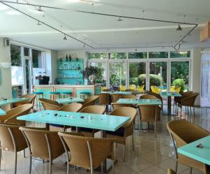 Restaurace v ubytování Hotel Aquamarin + 16 fotografií