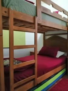 Pokój z łóżkiem piętrowym i 2 łóżkami piętrowymi w pokoju w obiekcie Departamento Portal del Sol Arica w mieście Arica