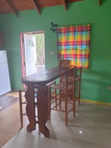 Φωτογραφία από το άλμπουμ του Seawind Cottage Authentic St.Lucian Accommodation near Plantation Beach σε Νησίδα Γκρος