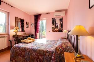 法拉因薩比納的住宿－La Tana delle Stelle B&B di Charme e Relax，一间卧室配有一张床、一张桌子和一盏灯