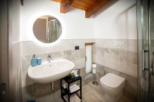 y baño con lavabo, aseo y espejo. en döit - Turismo e Cultura, en Conialo