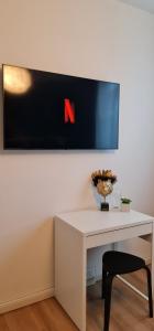 Televízia a/alebo spoločenská miestnosť v ubytovaní TokiTakai Collection