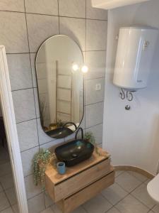 baño con espejo y lavabo en Apartments Duje, en Novalja
