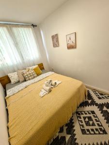 een slaapkamer met een bed met handdoeken erop bij Birchwood place in Sarajevo