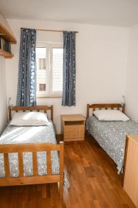 1 Schlafzimmer mit 2 Betten und einem Fenster in der Unterkunft Apartment Frida in Supetar