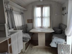 a small room with a table and a window at ZUM SCHEUNENHOF- SCHEUNE - Nähe Legoland - Familienfreundlich - Handwerker willkommen in Ichenhausen