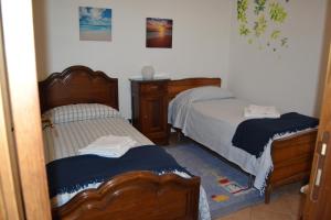 1 dormitorio con 2 camas y mesita de noche en Villa Giovanna Apt A, en Sestri Levante