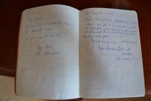 un libro aperto con scrittura scritta sulle pagine di Villa Giovanna Apt A a Sestri Levante