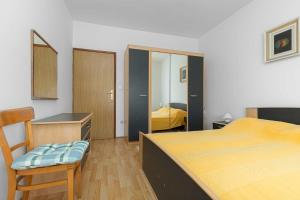 1 dormitorio con 2 camas, silla y espejo en Vlado, en Poreč