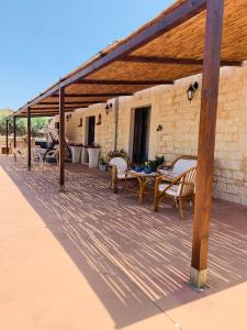 eine Terrasse mit Stühlen und einem Tisch auf einem Gebäude in der Unterkunft Il Casale di Luisa in Modica