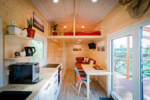 una casa pequeña con cocina y mesa en Tiny House - Birne, en Wald