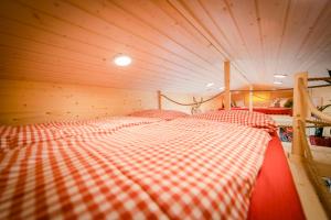 1 dormitorio con 2 camas en una habitación en Tiny House - Birne, en Wald