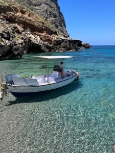 マレッティモにあるCamera matrimoniale LA LAMPUGAの海上の海岸に座る船