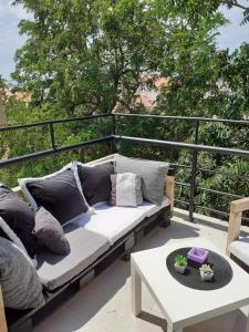 d'un canapé et d'une table sur un balcon. dans l'établissement Apartments Duje, à Novalja